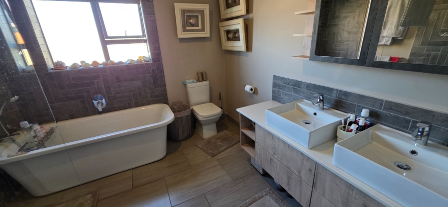 5 Bedroom Property for Sale in Island View Western Cape
